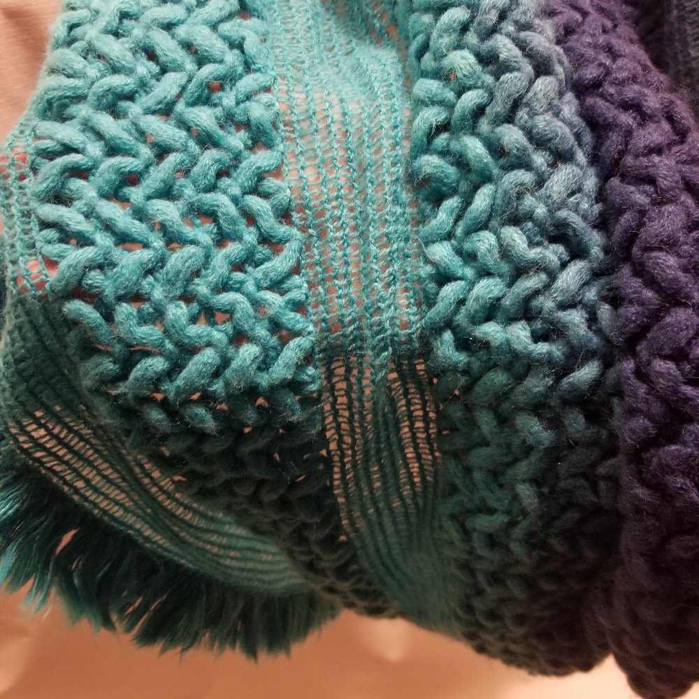 plush two-tone blue Mix It acrylic infinity scarf - Picture 6 of 9
